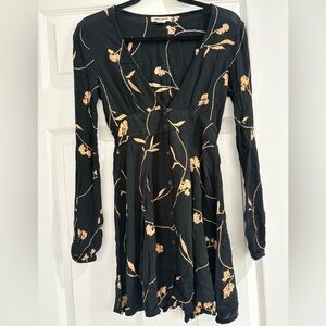 VGUC Billabong Floral Black mini longsleeve dress Size Small